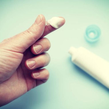 el kremi parmağına damla ile