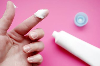 el kremi parmağına damla ile