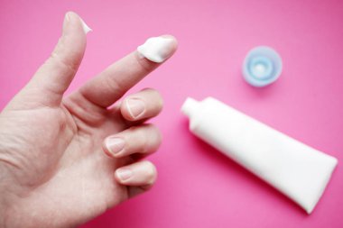 el kremi parmağına damla ile