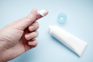 el kremi parmağına damla ile