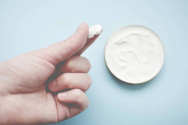 kadın test krem cilt üzerinde