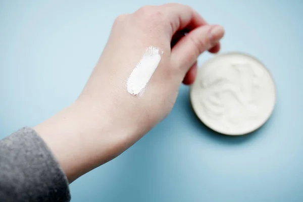 kadın test krem cilt üzerinde