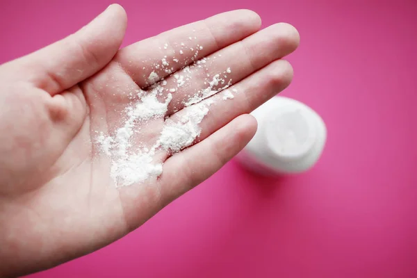 Woman holding powder on hand — Stock Photo, Image