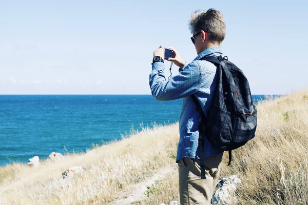 mavi gömlekli şık sarışın çocuk 