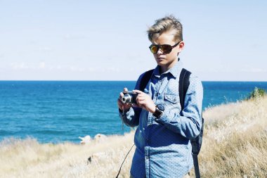 mavi gömlekli şık sarışın çocuk 