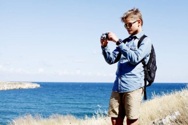 mavi gömlekli şık sarışın çocuk 