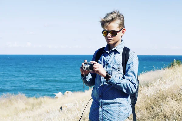 블루 셔츠에서는 세련 된 금발 소년 — 스톡 사진
