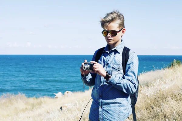 Stijlvolle blonde jongen in blauw shirt — Stockfoto