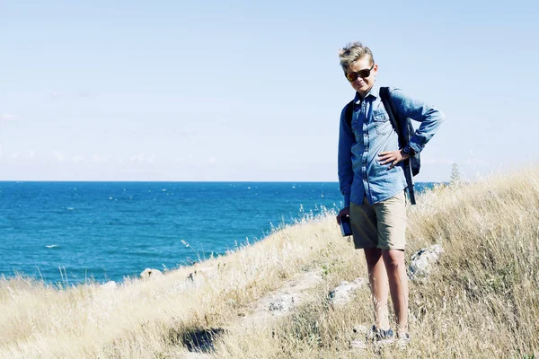 mavi gömlekli şık sarışın çocuk 