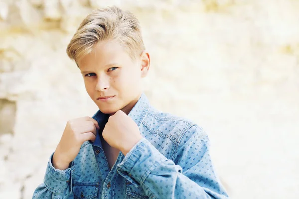 Élégant garçon blond en chemise bleue — Photo