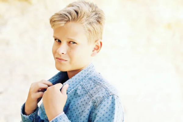 Menino loiro elegante em camisa azul — Fotografia de Stock