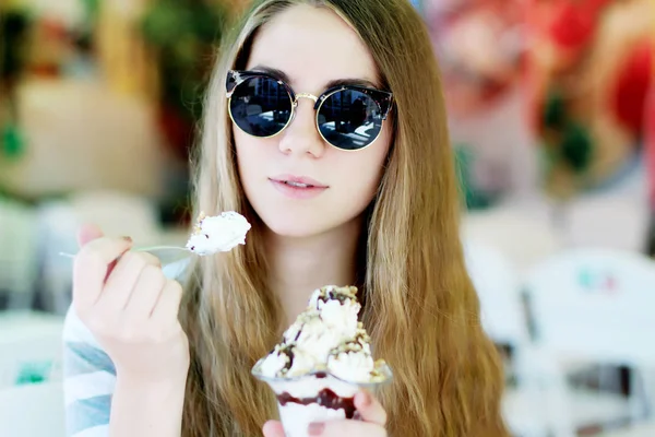 Mujer comiendo helado en la cafetería — Foto de Stock