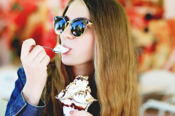 Mulher comendo sorvete no café — Fotografia de Stock