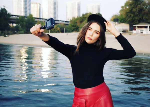 Mulher tomando selfie na costa do rio — Fotografia de Stock