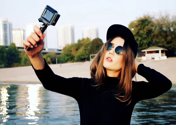 Kobieta, biorąc selfie w brzegu rzeki — Zdjęcie stockowe
