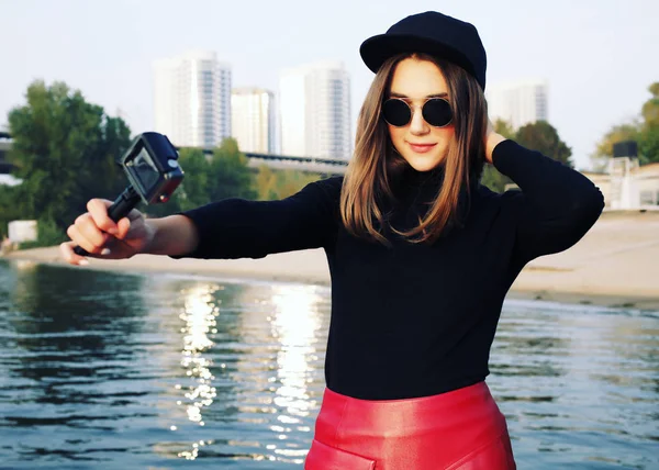 Frau macht Selfie im Fluss — Stockfoto