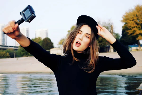 Nő vesz selfie folyó partján — Stock Fotó