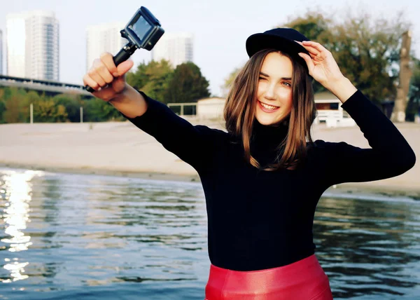 Nő vesz selfie folyó partján — Stock Fotó