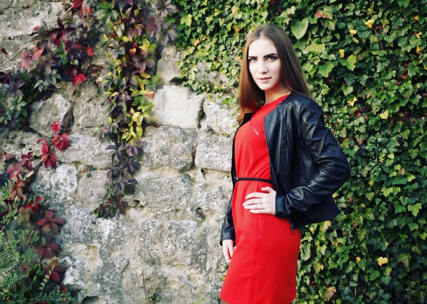 Attraktive Frau im roten Kleid — Stockfoto