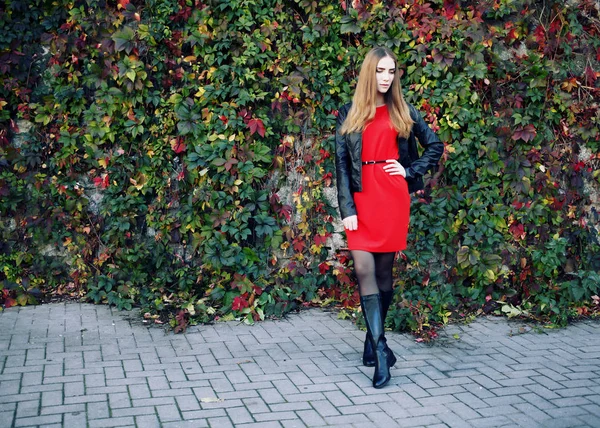 Aantrekkelijke vrouw in rode jurk — Stockfoto