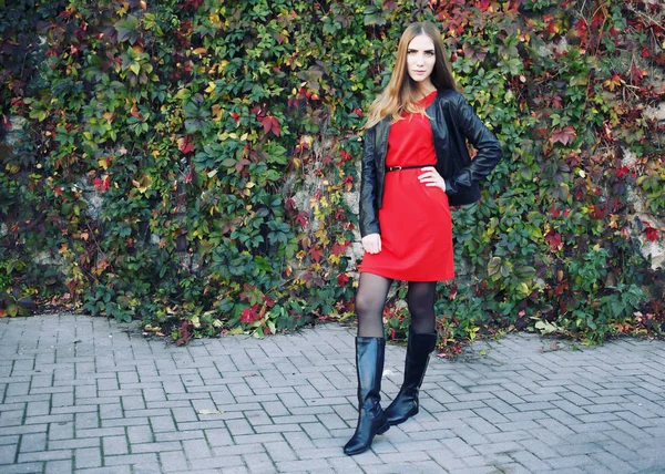 Mujer atractiva en vestido y chaqueta de cuero —  Fotos de Stock