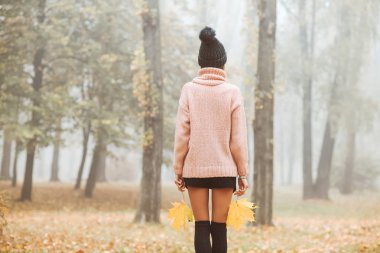 Ormandaki şapkalı genç kadın.