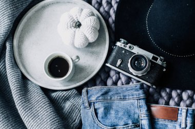 Kotun, kameranın ve kahvenin yakın plan görüntüsü