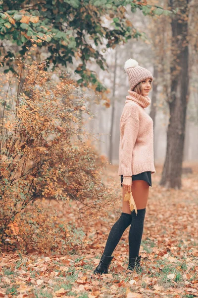 Bela Jovem Mulher Parque Outono — Fotografia de Stock