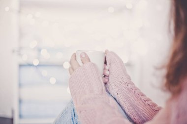 Bir fincan kahveyle kesilmiş kadın görüntüsü. 