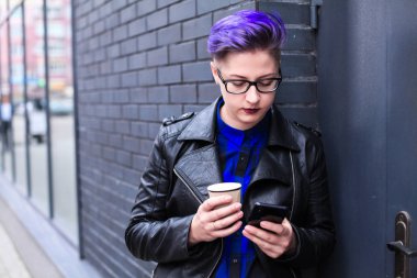 Renkli Saç Kontrollü Cep Telefonu olan Kadın 