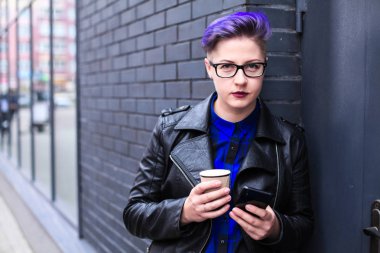 Renkli Saç Kontrollü Cep Telefonu olan Kadın 