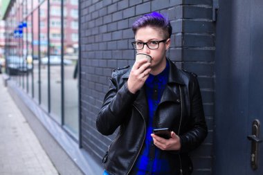 Renkli Saç Kontrollü Cep Telefonu olan Kadın 