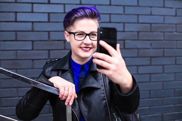 Женщина Цветными Волосами Проверяет Мобильный Телефон — стоковое фото