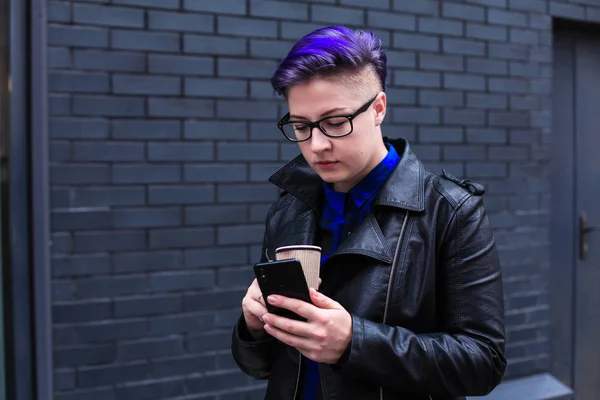 Renkli Saç Kontrollü Cep Telefonu olan Kadın 