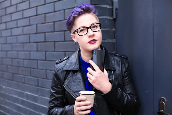 Renkli Saç Kontrollü Cep Telefonu olan Kadın 