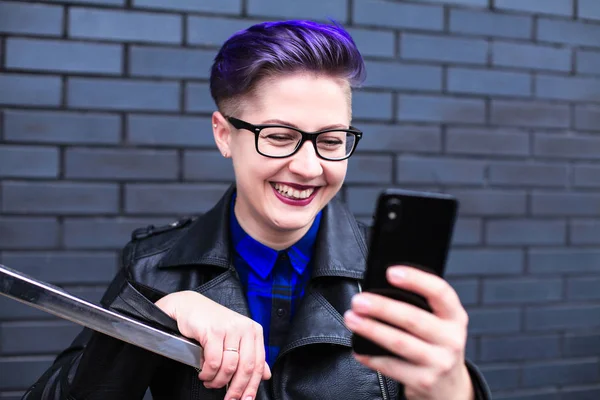 Renkli Saç Kontrollü Cep Telefonu olan Kadın 