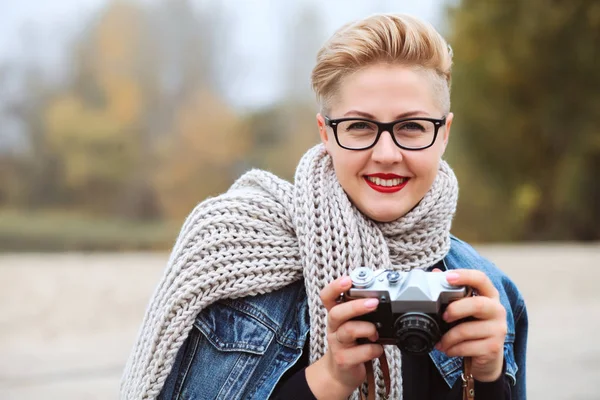 Lächelnde Frau Mit Kamera Posiert Herbstpark — Stockfoto
