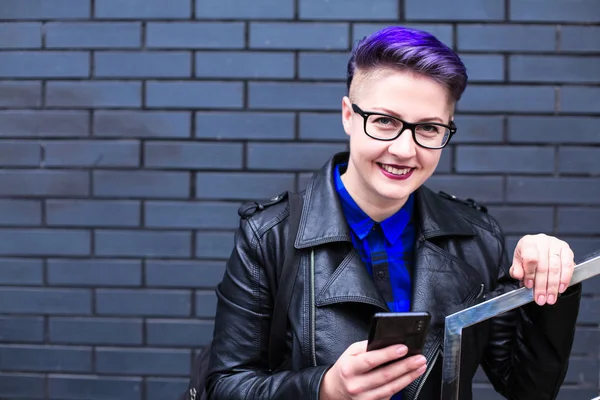 Renkli Saç Kontrollü Cep Telefonu olan Kadın 