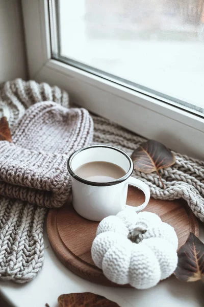 Csendélet Egy Csésze Kávéval Ablaküvegen — Stock Fotó