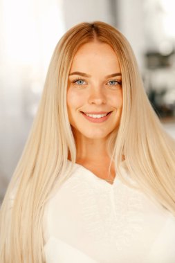 Güzel bir genç kadının portresi.