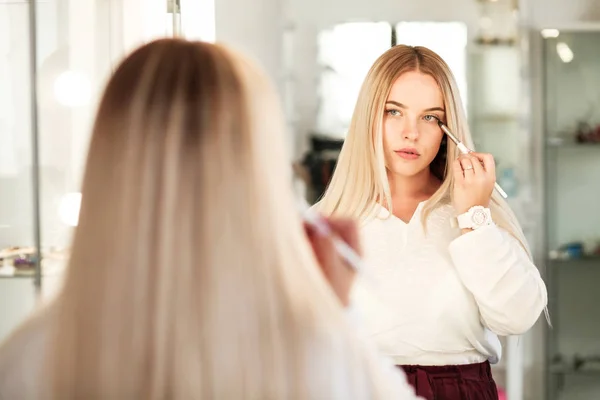 Mooie Jonge Vrouw Witte Jurk — Stockfoto