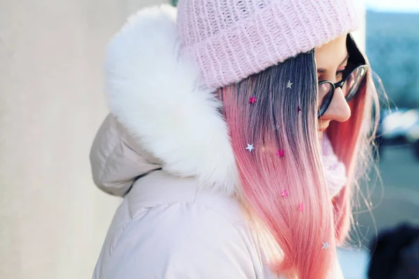 Beautiful Girl Pink Hair Walks Streets City — Stock Photo, Image