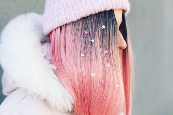 ピンクの髪の美しい女の子が街の通りを歩いています — ストック写真