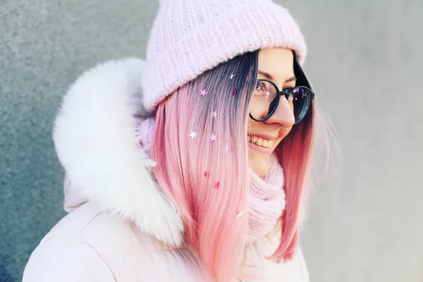 Egy Gyönyörű Rózsaszín Hajú Lány Sétál Város Utcáin — Stock Fotó