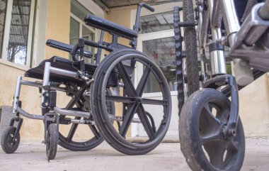 Balkondaki otoparkta tekerlekli sandalyeler..