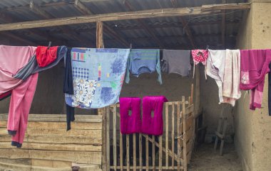Kırgızistan. Osh oblast, S. Babulak, 02. On bir. 2019. Dışarıdaki bir askıda çamaşır yıkadım. Güneşin altında..