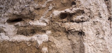 Doğadaki toprak kayası..