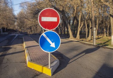  Otoyolun ortasında yol işaretleri var..