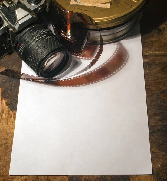 Una Vecchia Cinepresa 35Mm Sopra Foglio Carta Bianco — Foto Stock