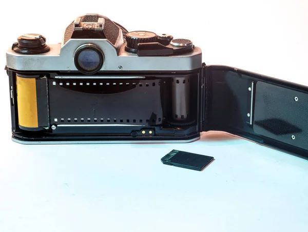 老式35毫米胶片相机和闪存盘 — 图库照片